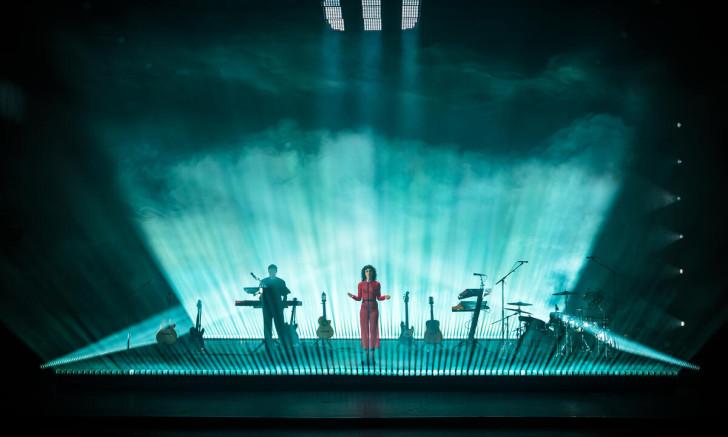 Barbara Pravi fait vibrer le plateau de « Basique, le concert »